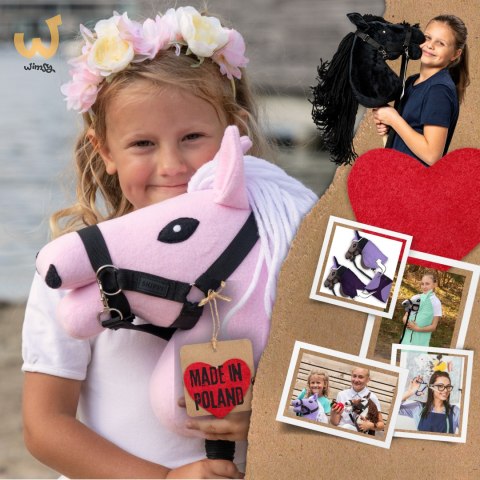 Mały Hobby Horse Skippi - koń na kiju - różowy A5 - lekki i poręczny Mały Hobby Horse Skippi - koń na kiju - różowy A5 - lekki i poręczny
