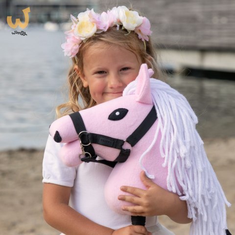 Mały Hobby Horse Skippi - koń na kiju - różowy A5 - lekki i poręczny Mały Hobby Horse Skippi - koń na kiju - różowy A5 - lekki i poręczny