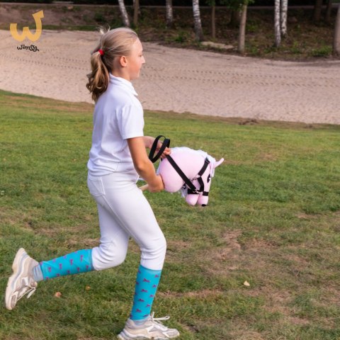Mały Hobby Horse Skippi - koń na kiju - różowy A5 - lekki i poręczny Mały Hobby Horse Skippi - koń na kiju - różowy A5 - lekki i poręczny