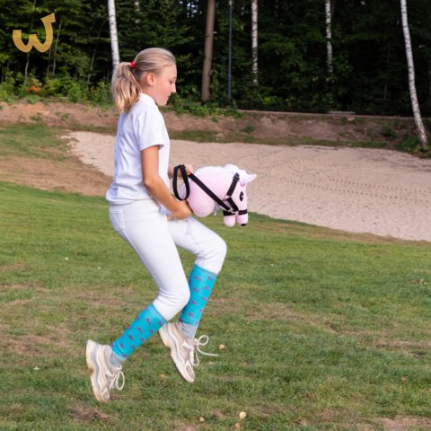 Mały Hobby Horse Skippi - koń na kiju - różowy A5 - lekki i poręczny Mały Hobby Horse Skippi - koń na kiju - różowy A5 - lekki i poręczny