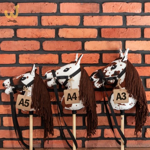 Skippi Hobby Horse A5 w brązowe łaty - koń na kiju - kantar wodze zestawie Skippi Hobby Horse A5 w brązowe łaty - koń na kiju - kantar wodze zestawie