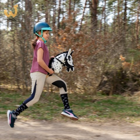 Skippi Hobby Horse w czarne łaty - duży koń na kiju - kantar w zestawie Skippi Hobby Horse w czarne łaty - duży koń na kiju - kantar w zestawie