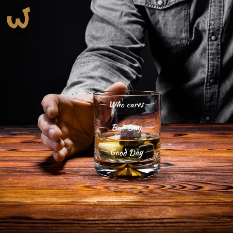 Etui na butelkę ze szklankami do whisky Who cares Etui na butelkę ze szklankami do whisky Who cares