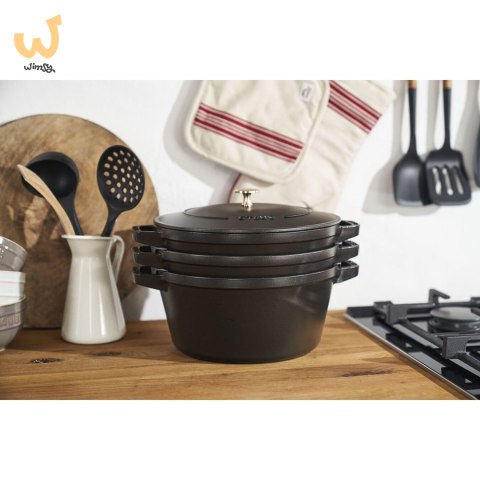 Zestaw 3 naczyń żeliwnych z pokrywką STAUB 40508-386-0 - czarny 24 cm (WYPRZEDAŻ) Zestaw 3 naczyń żeliwnych z pokrywką STAUB 40508-386-0 - czarny 24 cm (WYPRZEDAŻ)