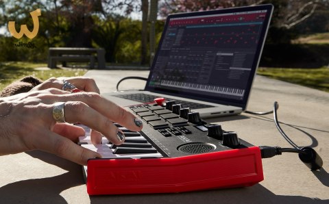 AKAI MPK MINI PLAY 3 - Mini klawiatura sterująca AKAI MPK MINI PLAY 3 - Mini klawiatura sterująca